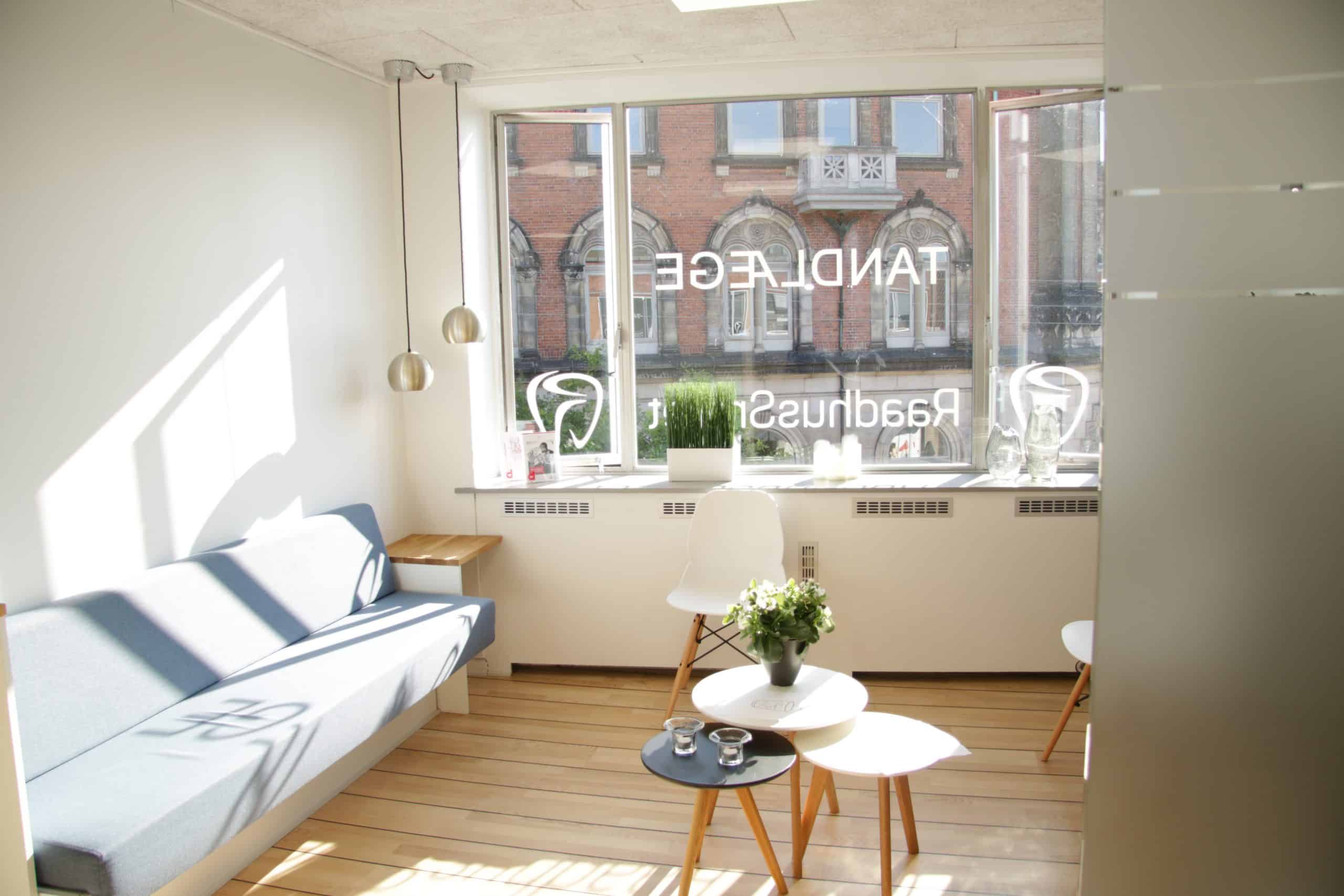 Moderne venteværelse på tandklinik